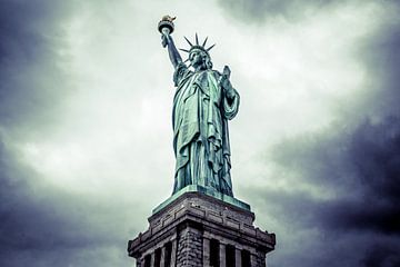 Die verborgene Pracht der Freiheit: Eine einzigartige Perspektive auf die Freiheitsstatue in New York 08 von FotoDennis.com | Werk op de Muur