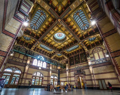 Die schöne zentrale Halle des Groninger Hauptbahnhofs