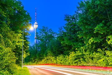 Verkeer verlicht stuttgart stad bij nacht bij tv toren gebouw in bos van adventure-photos