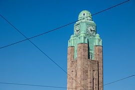 L'insolite tour de l'horloge en granit de la gare centrale d'Helsinki