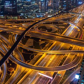 Sheikh Zayed Straße Dubai bei Nacht von Sjoerd Tullenaar