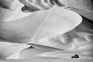 Sahara-Wüste. Sanddünen. Geländewagen.
