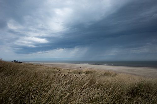 Littoral sur vlieland avec des nuages passants & pluie.