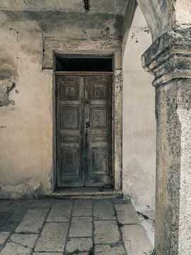Vieille porte brune avec pilier en Grèce