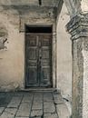 Alte braune Tür mit Säule in Griechenland von Art By Dominic Miniaturansicht