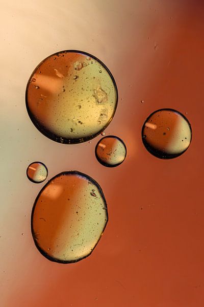 oil drop on water by Hans Pot