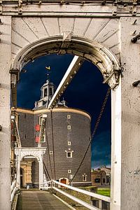 Die Dromedaris in Enkhuizen durch die Brücke gesehen
