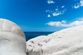 Blick auf das Meer zwischen weißen Felsen von Jeroen Berendse