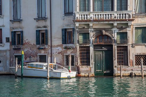 Oude panden en boot aan kanaal in oude centrum van Venetie, Italie