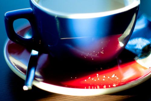 Close-up van koffiekopje en suikerkorreltjes