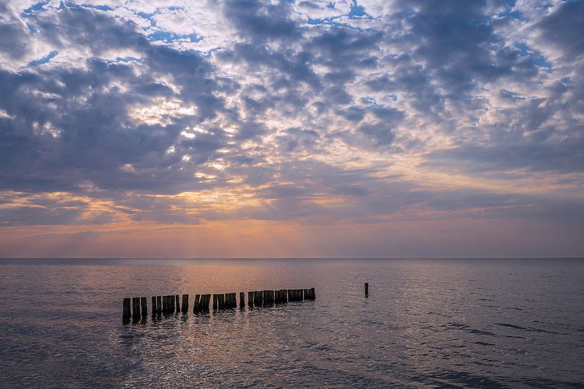Buhnen im Sonnenuntergang an der Küste der Ostsee bei Graal Müritz von Rico Ködder