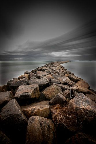 Volg de weg van rotsen naar de zee.