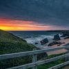 Een rustgevende zonsondergang boven een ruwe oceaan van Loris Photography