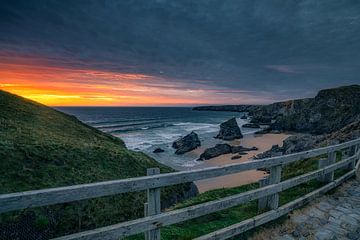 Ein beruhigender Sonnenuntergang über einem rauen Ozean von Loris Photography