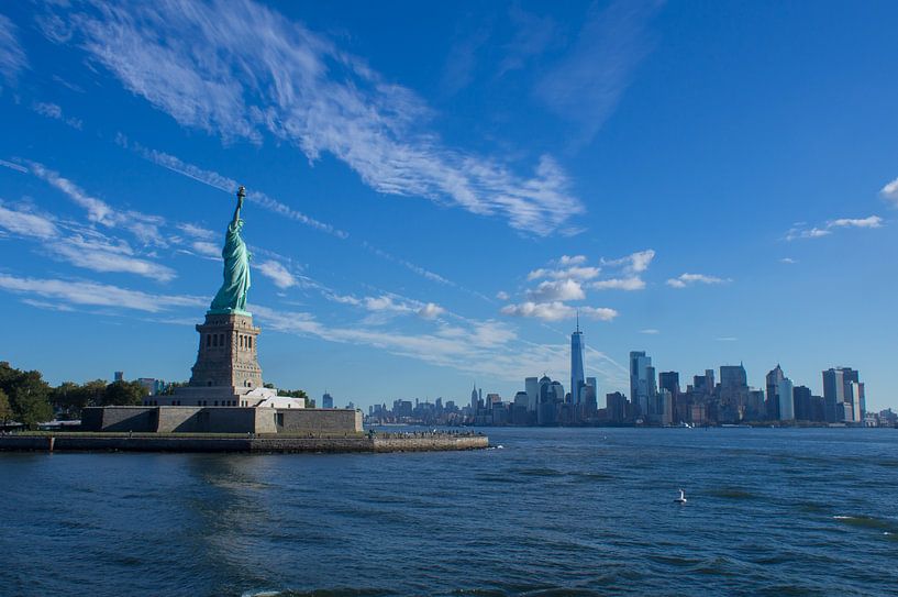 Die Freiheitsstatue vor der Skyline von New York von Andrea Ooms