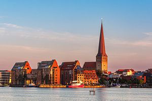Blick über die Warnow auf die Hansestadt Rostock am Abend