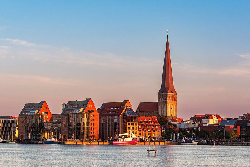 Blick über die Warnow auf die Hansestadt Rostock am Abend von Rico Ködder