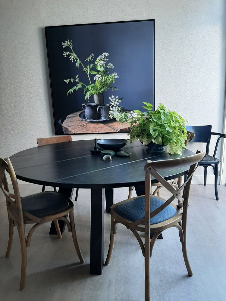 Stilleben mit Kuh-Petersilie und Zinn auf Holz [quadratisch].  von Affect Fotografie 