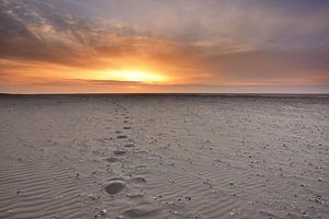 La plage de Texel au coucher du soleil sur John Leeninga