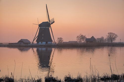 Mistige zonsopkomst met Molen en Reflectie