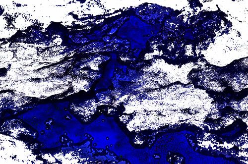 Montagnes bleues enneigées