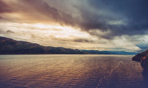 Urquhart Castle aan het beroemde meer Loch Ness in Schotland. Prachtig landschap in een rustige sfeer. Stilte, vrede en eenzaamheid.