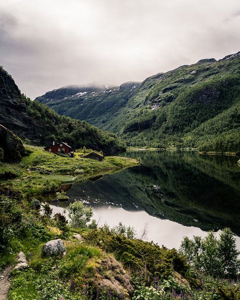 Huis aan meer in Noorwegen van Sander Spreeuwenberg