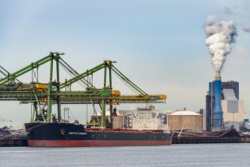 Bulk vrachtschip gevuld met kolen in de haven van Rotterdam van Sjoerd van der Wal Fotografie