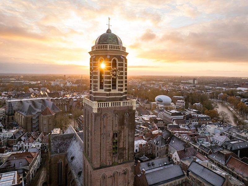 Zwolle Peperbus Kirchturm während eines kalten Wintersonnenaufgangs von Sjoerd van der Wal Fotografie