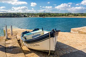 Traditionelles bretonisches Holzboot im kleinen Hafen Le Fret, Bretagne