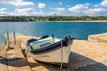 Traditionele Bretonse houten boot in de kleine haven van Le Fret, Bretagne van Christian Müringer