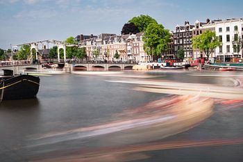 Langzeitbelichtungen zeigen die Bewegung der Boote in Amsterdam