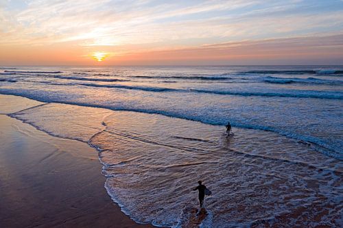 Luftaufnahme des Strandes von Vale Figueiras an der Westküste Portugals bei Sonnenuntergang