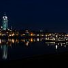 Nachtelijke skyline Deventer aan rivier de IJssel van Peter Apers