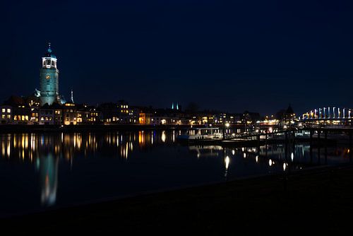 Nachtelijke skyline Deventer aan rivier de IJssel