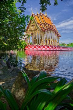 The Wat Plai Laem temple on Ko Samui in the mirror pond by Joran Quinten