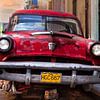 Klassieke roestige Ford Custom Line 1953 in de straat van Havana, Cuba van Jan van Dasler
