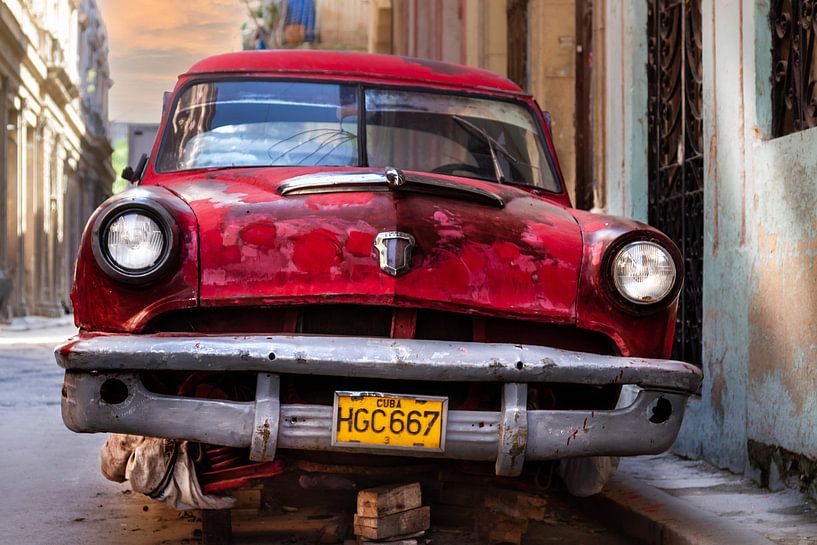 Klassieke roestige Ford Custom Line 1953 in de straat van Havana, Cuba van Jan van Dasler