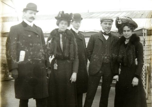 Portret op schip, antieke zwart wit foto, analoge fotografie