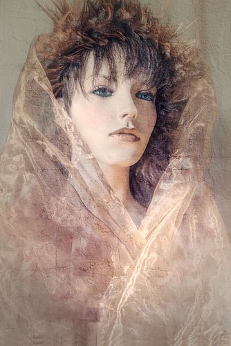 Une femme avec des fissures