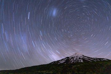 Sternenhimmel über einem Vulkan von RobJansenphotography