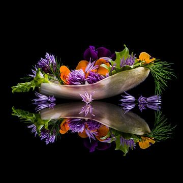 Witlof blad met eetbare bloemen, chicory van Corrine Ponsen