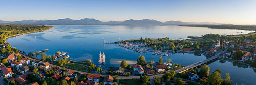 Le lac Chiemsee près de Seebruck, avec son port et la rivière Alz