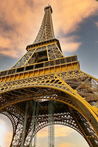 Gouden Eifeltoren vanaf de grond
