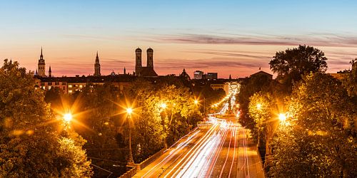 De skyline van München met de Frauenkirche in de avond