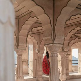 Femme en robe rouge | photographie de voyage | Jaipur Inde sur Kimberley Jekel