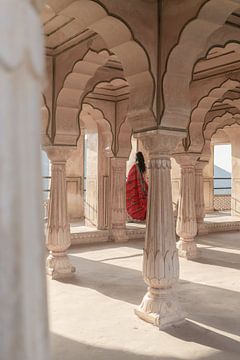 Vrouw met rode jurk in paleis in India | fine art fotoprint