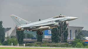 Ein Eurofighter Typhoon der Luftwaffe landet.