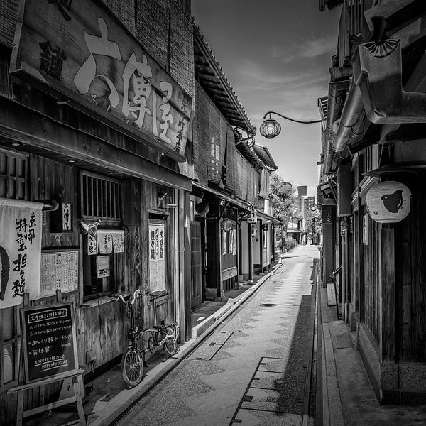 KYOTO Pontocho Gasse - Tradition auf Schritt und Tritt -  Monochrom von Melanie Viola