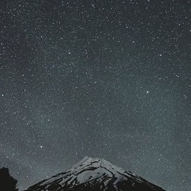 Mount Taranaki onder de Sterren: Een Kosmisch Spektakel van Ken Tempelers